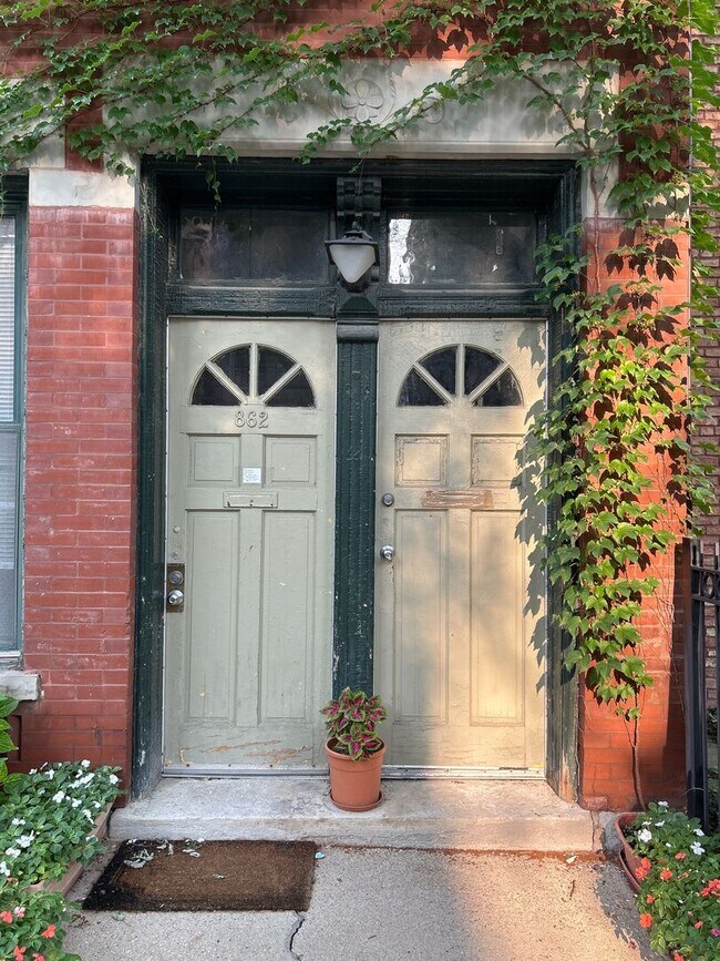 Foto del edificio - 862 N Hermitage Ave