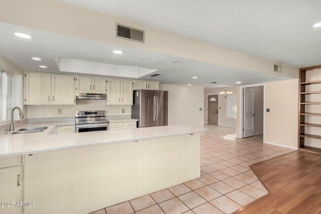 Foto del edificio - Spacious 5-Bedroom Home in the Heart of Sc...