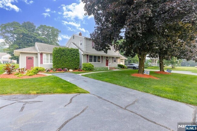 Foto del edificio - 326 Ramapo Valley Rd