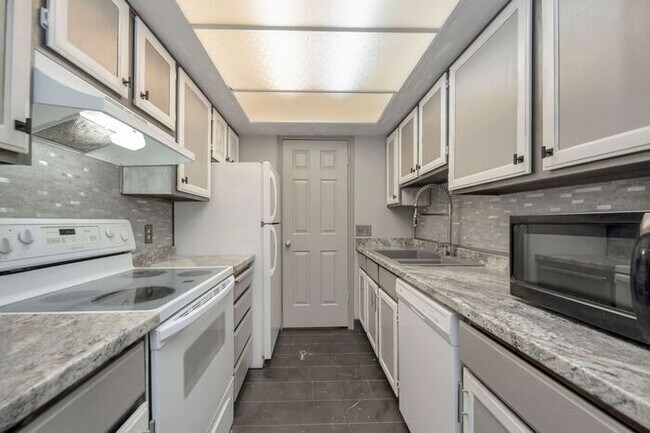 Foto del edificio - Great Location - Leafy Sandy Condo