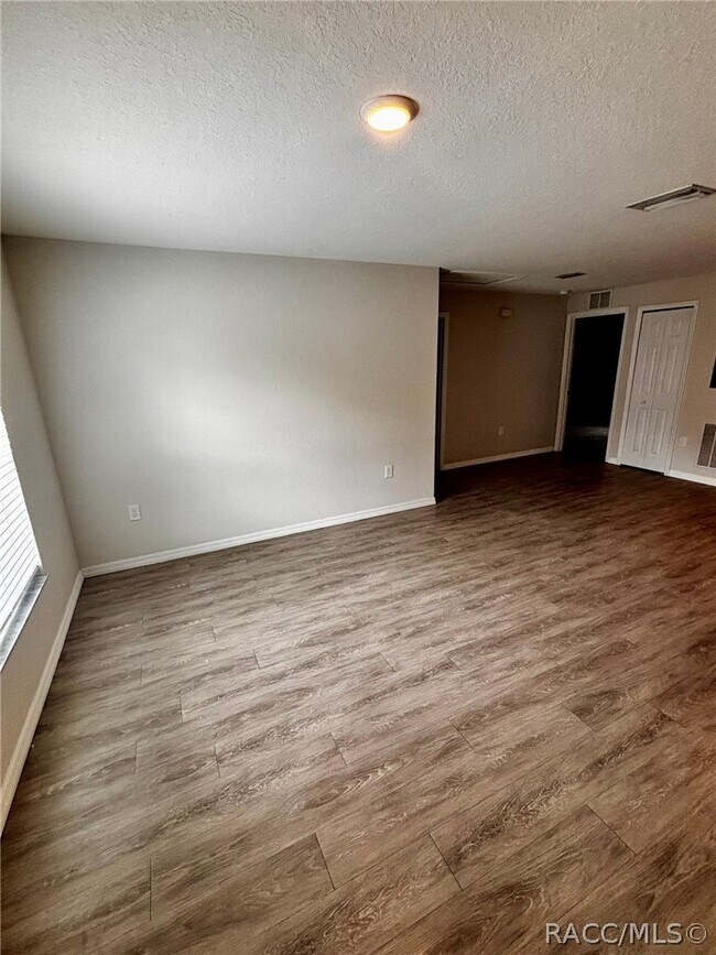Foto del edificio - 9437 N Travis Dr
