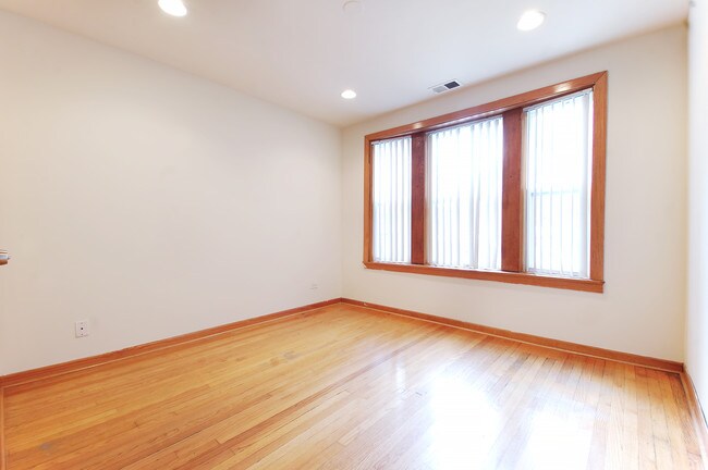 Building Photo - 2722 N Kimball Ave