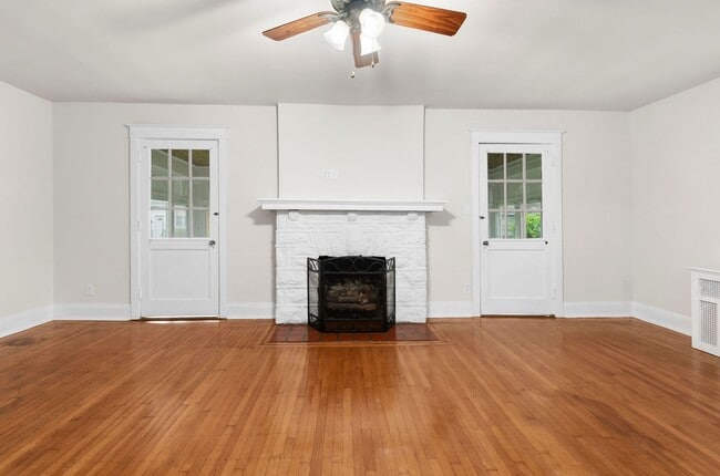 Foto del edificio - Single family home with hardwood floors th...