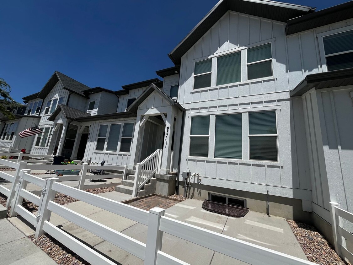 Building Photo - Beautiful Townhome!!!