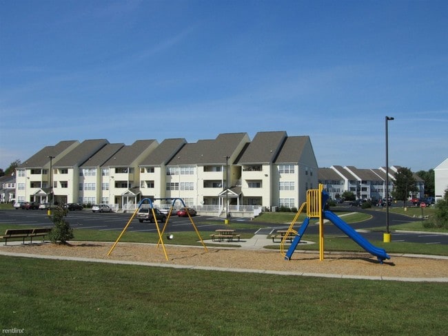 Building Photo - 200 Valley Dr