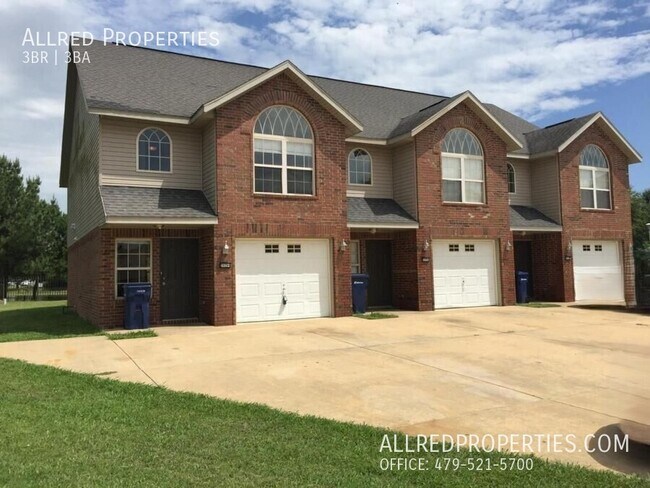 Building Photo - $500 OFF 1ST FULL MONTH"S RENT!!  3 Bed 2....