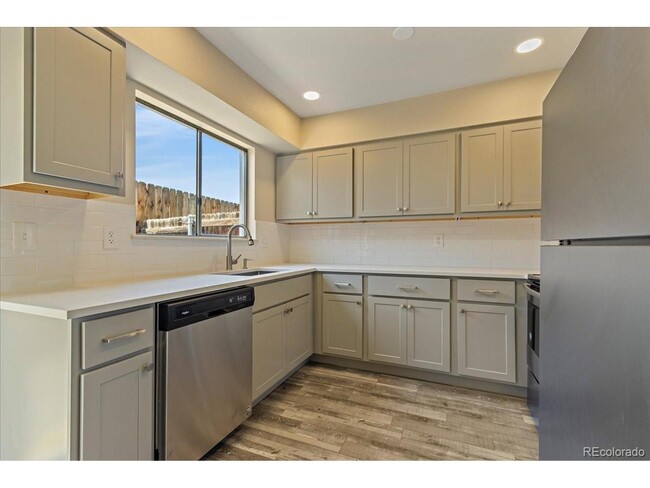 Building Photo - 6495 E Happy Canyon Rd