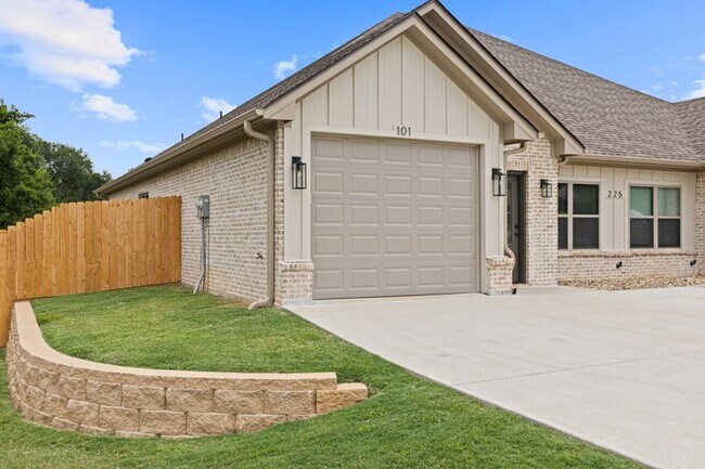 1 car garage - 225 S Pine St