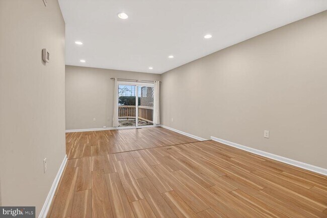 Building Photo - 2874 Sutton Oaks Ln