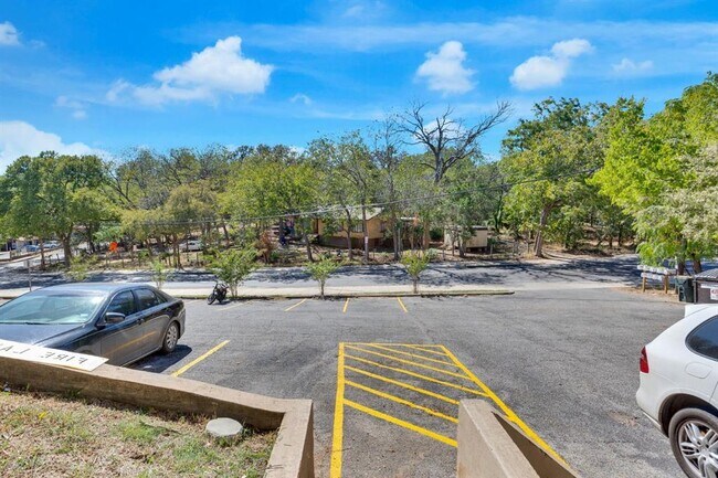 Foto del edificio - 908 N LBJ Dr