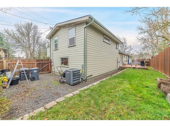 Building Photo - Charming 4-Bedroom Home Near UO Campus – Spacious, & Well-Maintained