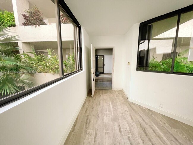 Foto del edificio - 121 Crandon Blvd