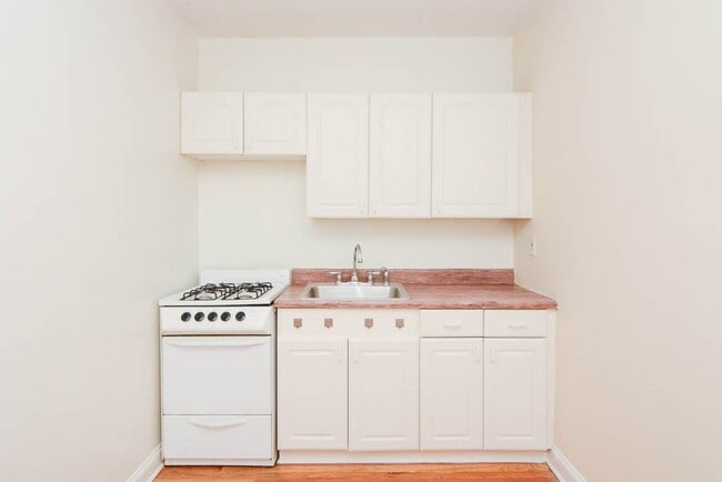 Building Photo - 545 W Wellington Ave