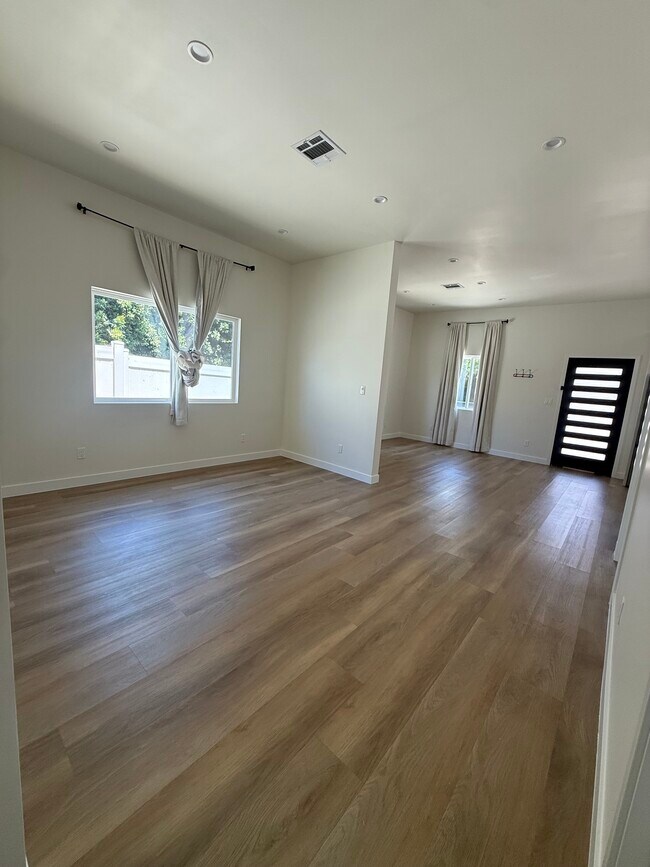 Foto del edificio - 6381 Newcastle Ave