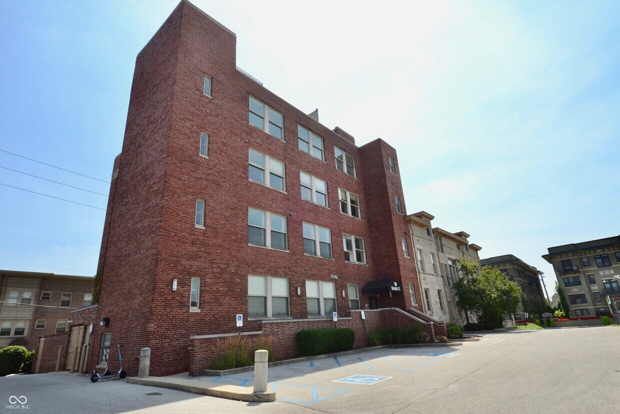 Primary Photo - 2105 N Meridian St