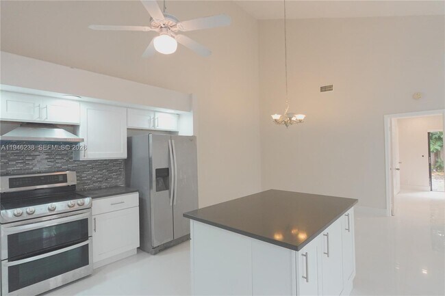 Building Photo - 518 NE 48th St