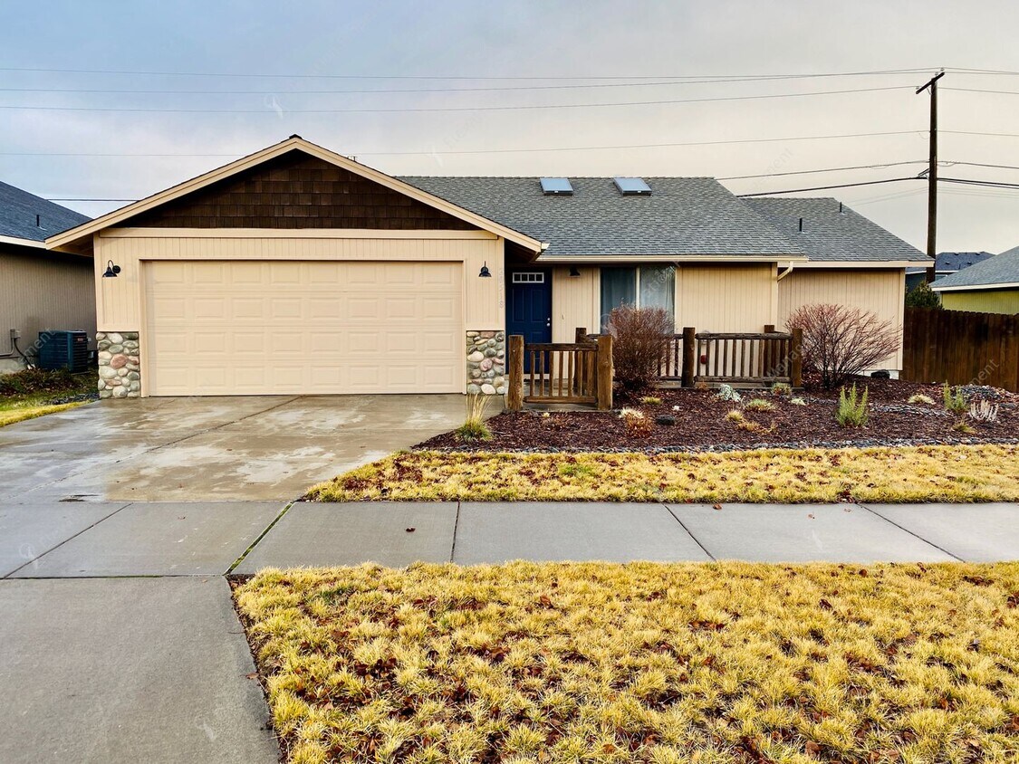 Primary Photo - 3 BR - 2 BA Rustic Elegance in Bend's Old ...