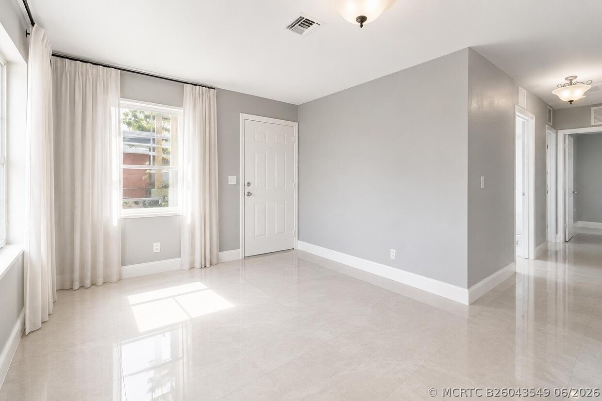 Foto del edificio - 5605 Pinewood Ave