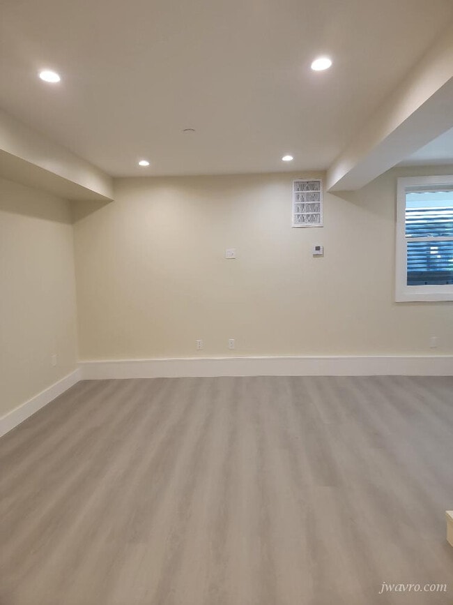 Building Photo - 164 Tiffany Ave