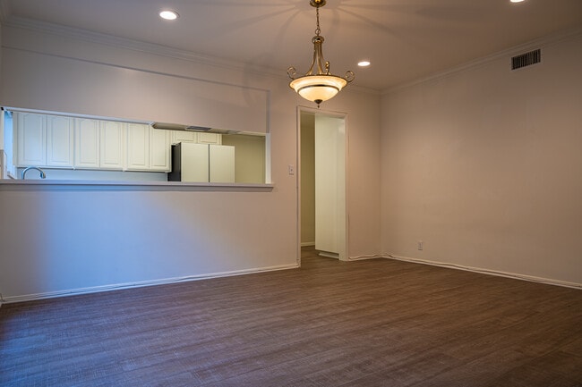 Building Photo - 422 S Orange Grove Blvd