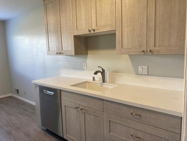 Building Photo - 625 Comet Dr