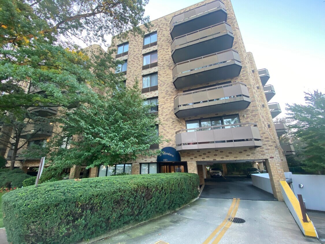 141 Great Neck Rd Unit 1B, Great Neck, NY 11021 Condo for Rent in