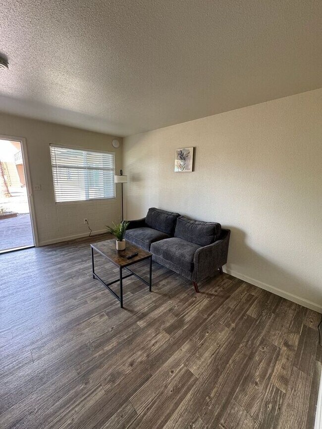 Foto del edificio - 4302 E Bellevue St