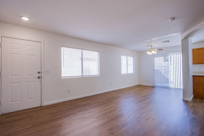 Building Photo - Lovely 4 bedroom 2.5 bath townhome in Nort...