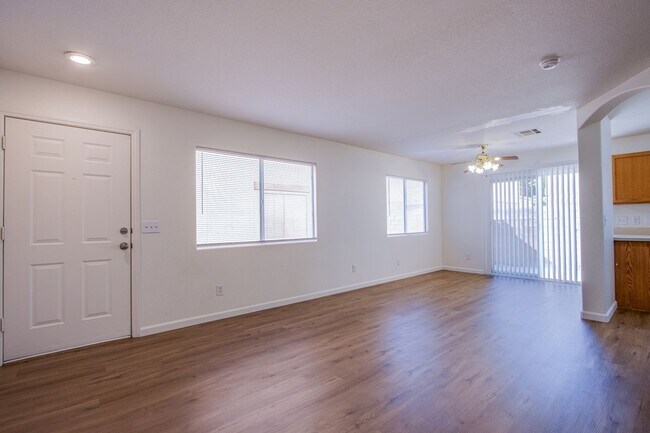 Foto del edificio - Lovely 4 bedroom 2.5 bath townhome in Nort...