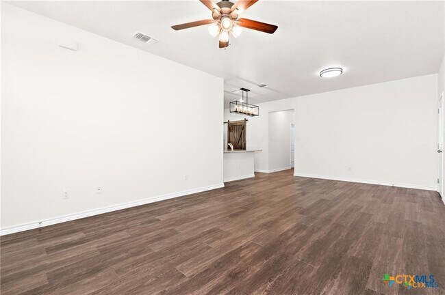 Foto del edificio - 5116 Rose Gdn Lp