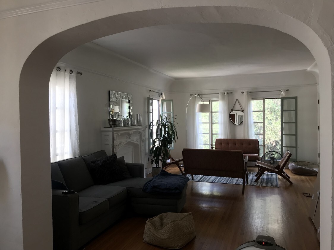 421 1/2 N Sierra Bonita Ave, Los Angeles, CA 90036 Apartments at 421