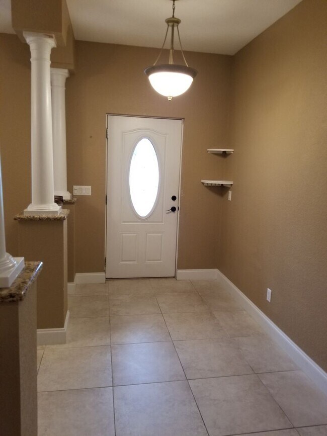 Building Photo - THREE BEDROOM NORTHEAST ST. PETERSBURG HOME