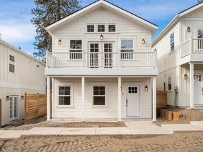 Building Photo - 480 SE Reed Market Rd