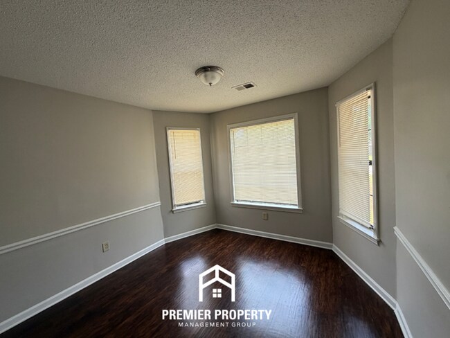 Foto del edificio - Charming 3BR/2BA Bartlett Area Home | Brick Fireplace & Bay Window