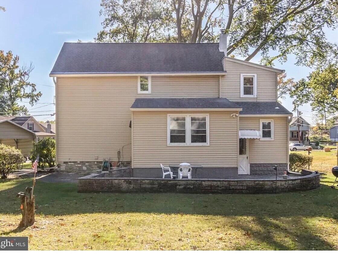 Foto del edificio - 244 Baptiste Ave