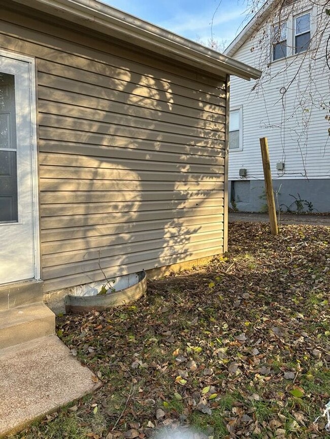 Building Photo - Cozy 2-Bedroom Home with Hardwood Floors N...