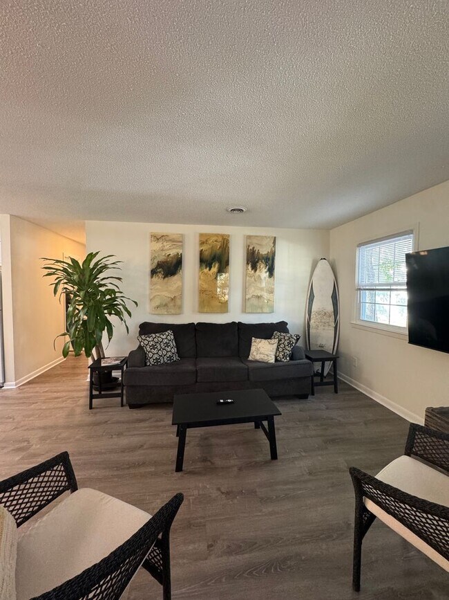 Foto del edificio - FULLY FURNISHED Wooded Oak Island area  3 ...