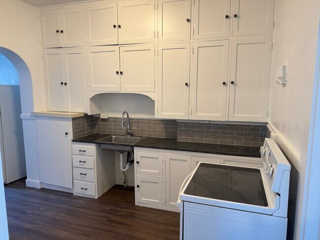 Kitchen - 315 W Halliday St