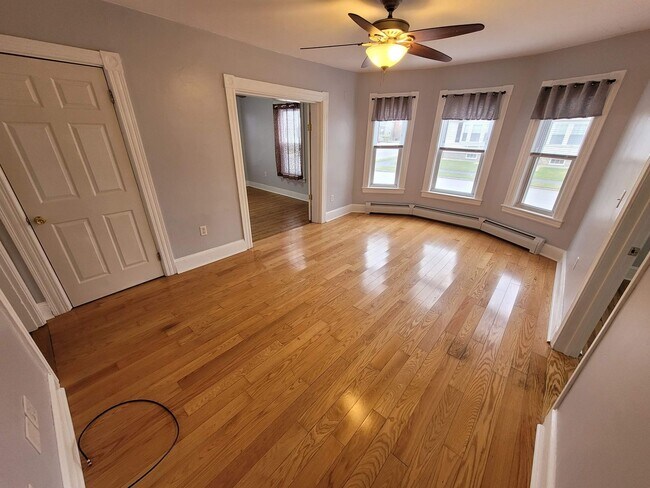 Foto del edificio - $2350 - 3 Bed / 1 Bath Condominium in Manchester's Somerville Neighborhood with 2 Car Off-Street ...