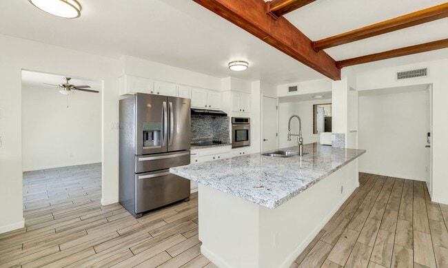 Building Photo - 3904 E Sahuaro Dr