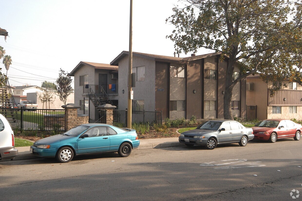 Primary Photo - 9413 Mills Ave