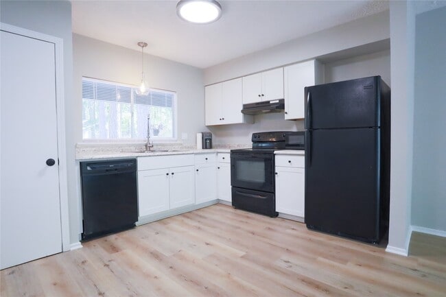 Building Photo - 2709 S Millbend Dr