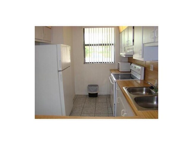 Foto del edificio - 8433 Forest Hills Dr