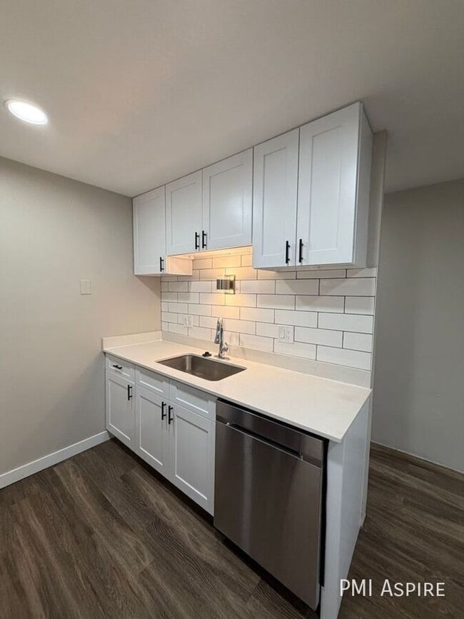 Building Photo - MOVE IN SPECIAL! 1 Bedroom Apartment in Lakewood– Cozy Living right off of Wadsworth close to Hwy 6!