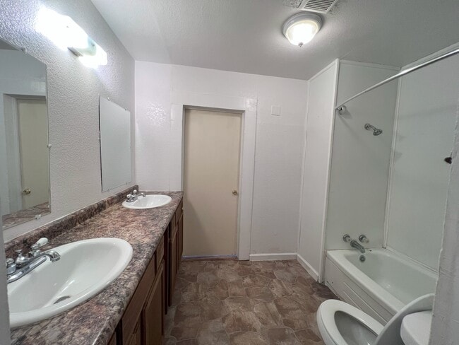 Hall Bath - 317 Ritchey St
