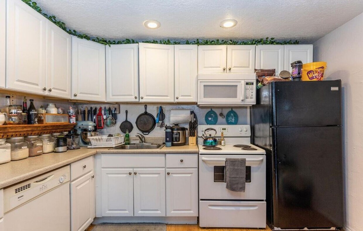 Building Photo - Cozy Condo The Spring Tree Gardens