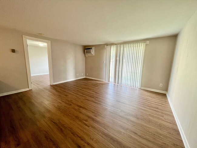 Building Photo - Spacious 1 Bed Apartment Right Across from...