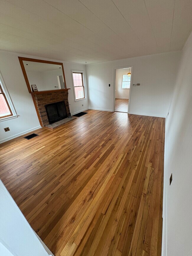 ¡Pisos de madera noble recién restaurados! - 1368 Westwood Ave
