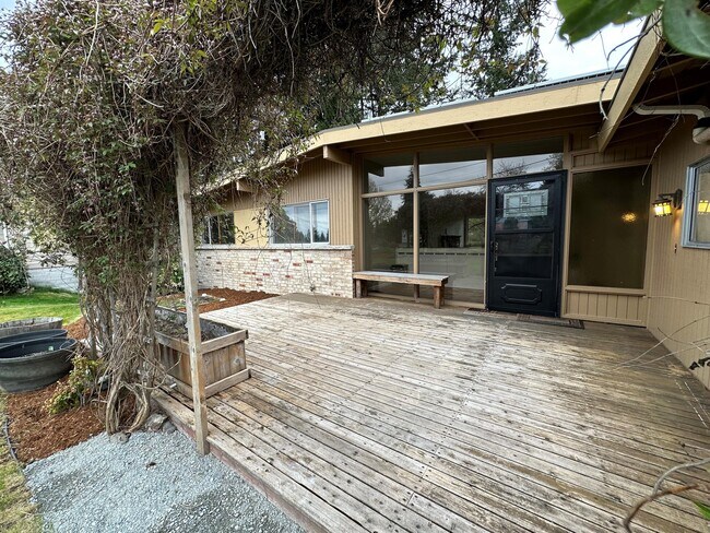 Building Photo - 146 160th Pl SE