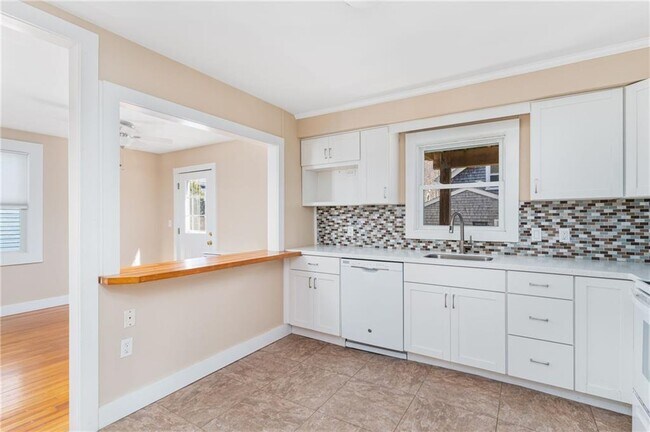 Building Photo - 23 Holland St